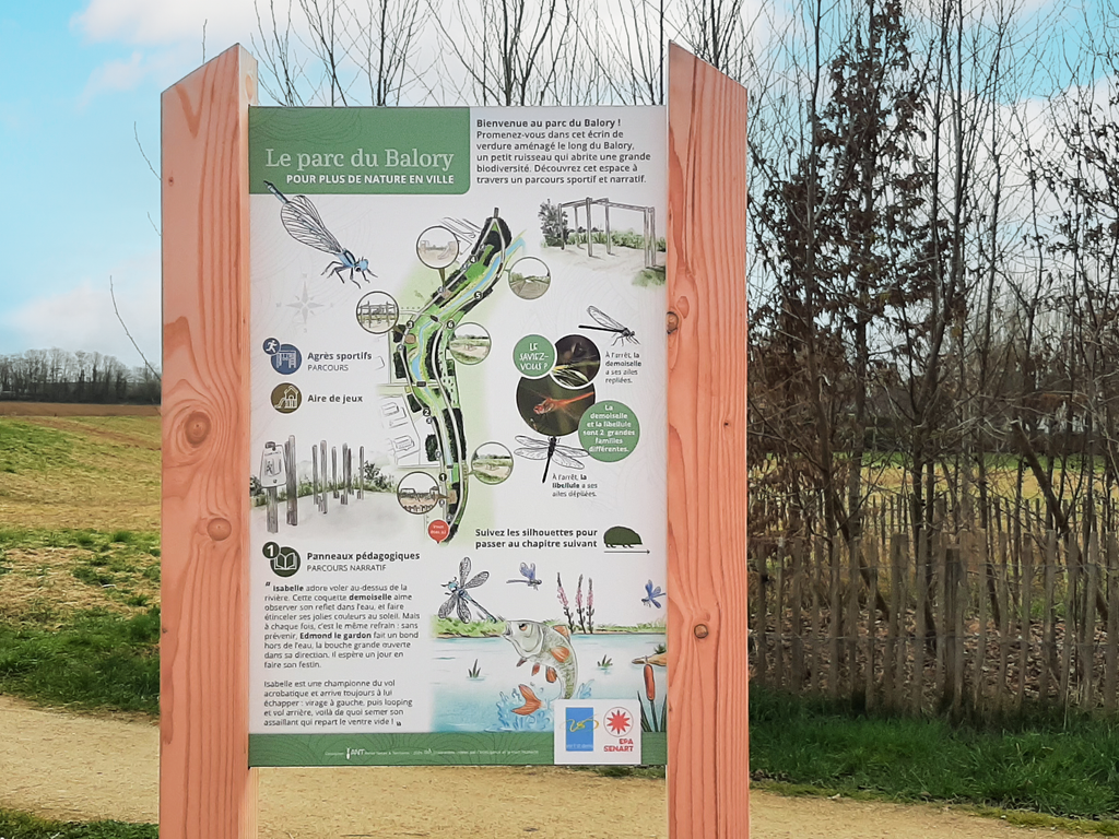 Panneau d'accueil personnalisé sur le parcours pédagogique du parc de Balory. Signalétique en bois écologique et durable, fabriqué en France.