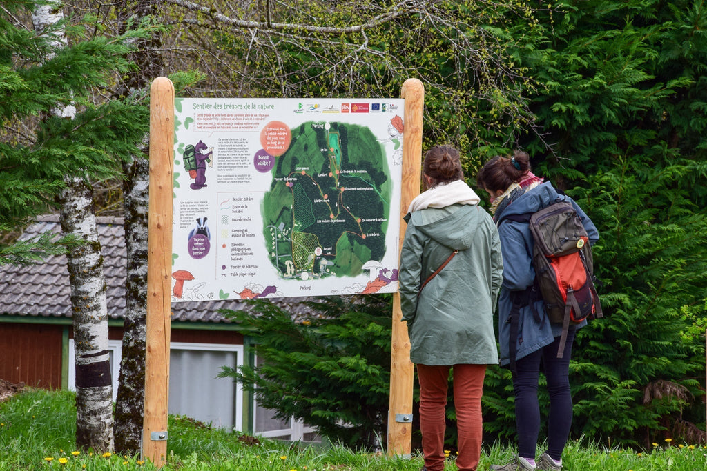 panneau pédagogique, sentier d'interprétation en forêt, traces d'animaux, parcours de découverte dans le Tarn