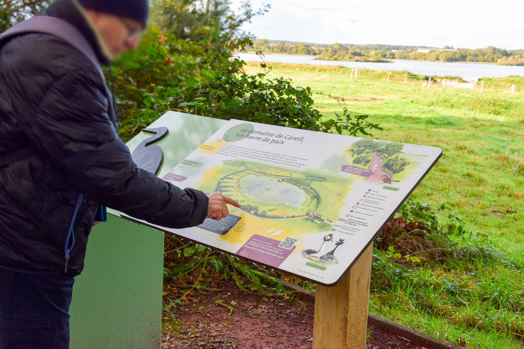 Panneau pédagogique accessible à tous, signalétique touristique fabriquée en France