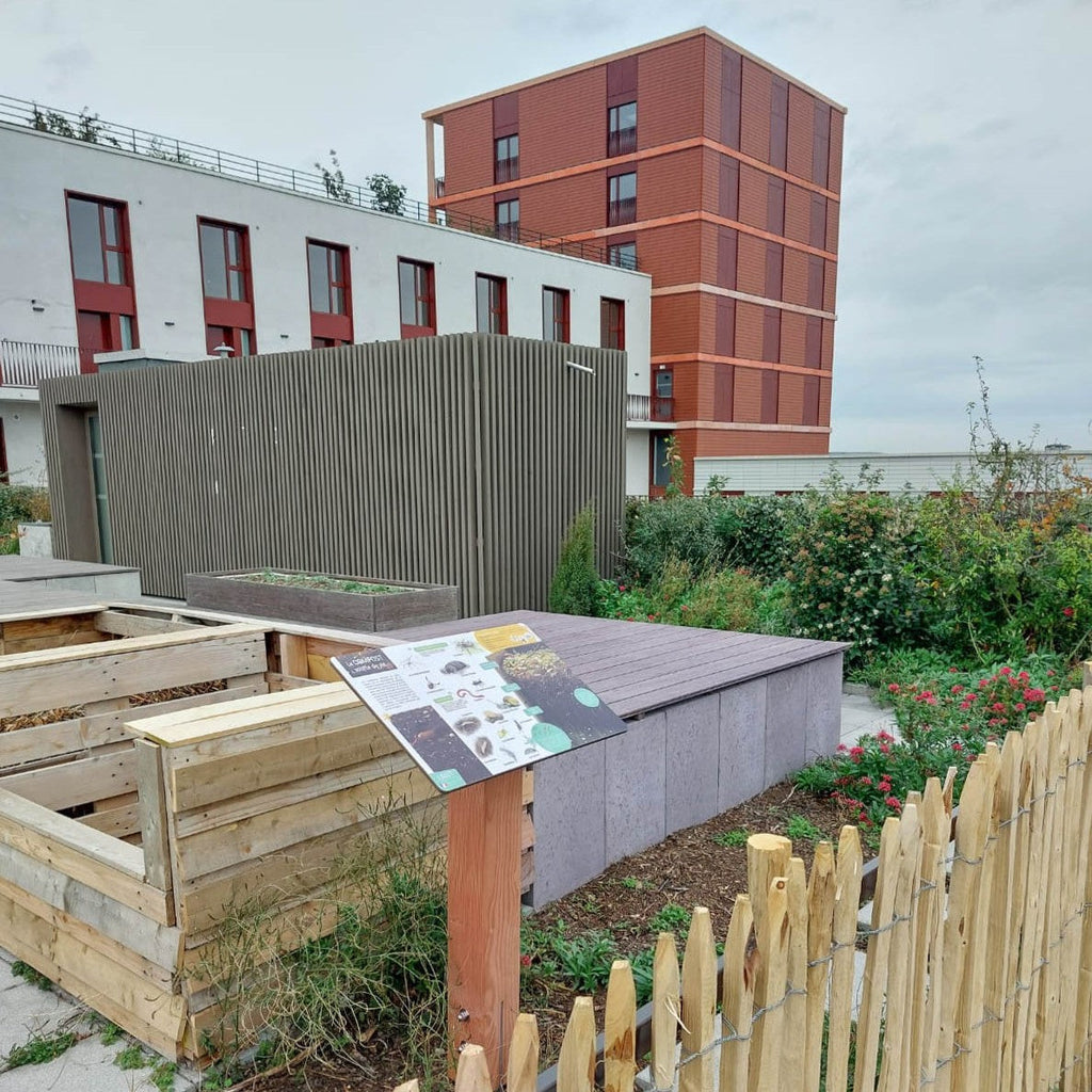 Table de lecture clé-en-main installée dans l’ancien Village Olympique de Paris, conçue pour sensibiliser les habitants aux enjeux de biodiversité et de gestion écologique des espaces naturels.