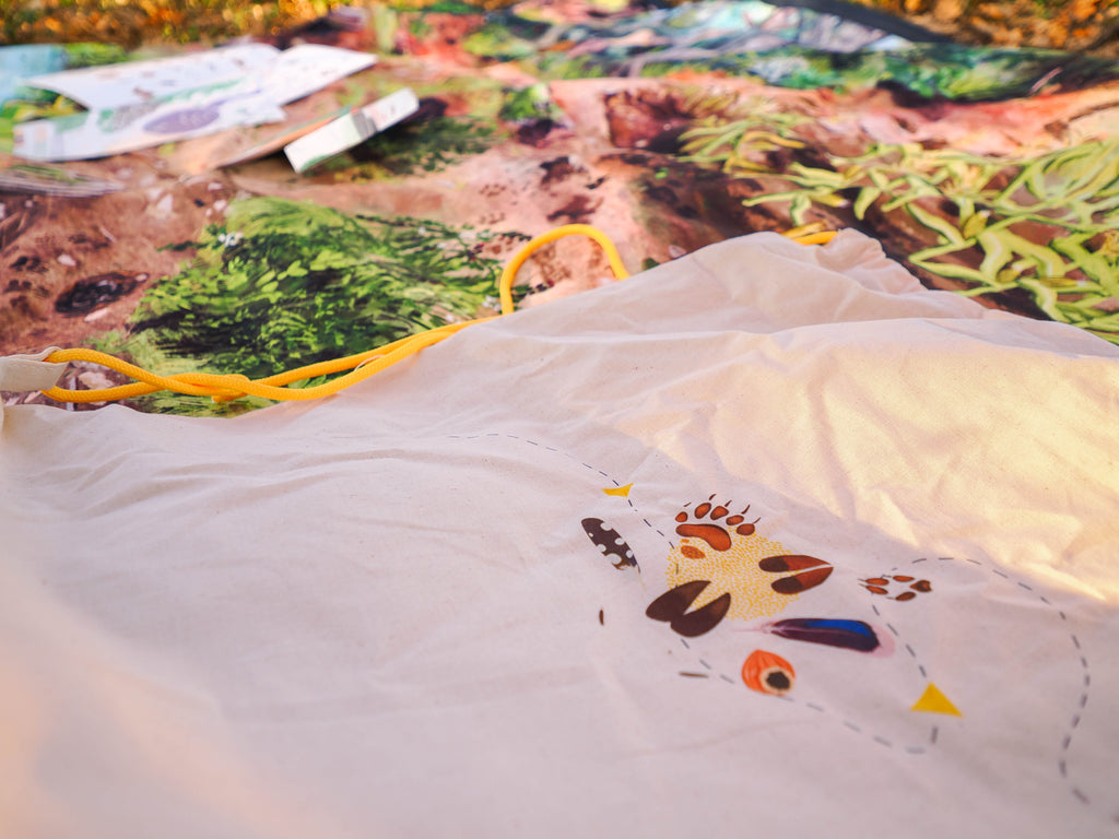 Sac de transport du kit pédagogique sur les traces et empreintes d'animaux, en campagne ou en forêt, jeu éducatif pour les enfants sur la nature