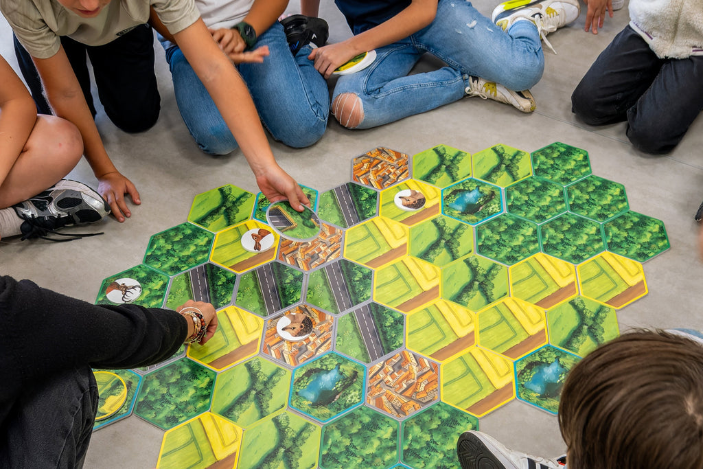 Jeu pour l'éducation à l'environnement sur le thème des paysages, des corridors écologiques, des trames vertes et bleues, TVB, du déplacement des animaux. Médiation scientifique, outil pédagogique, classe du dehors, classe découverte, nature