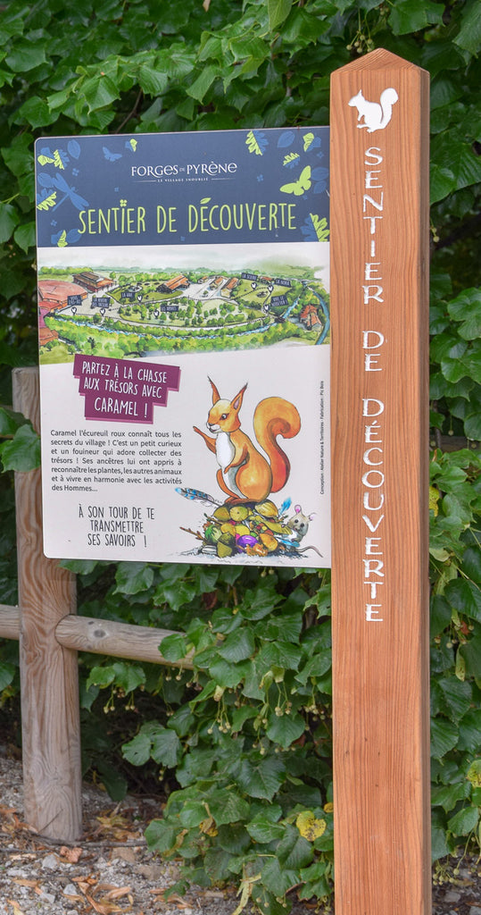 totem d'accueil, totem en drapeau, ANT, Atelier Nature et territoires, signalétique en bois, panneaux pédagogiques