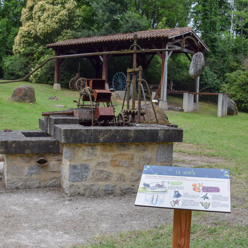 Table de lecture sur le patrimoine, métiers anciens, culture, tourisme, panneau pédagogique, pupitre, éducation, didactique