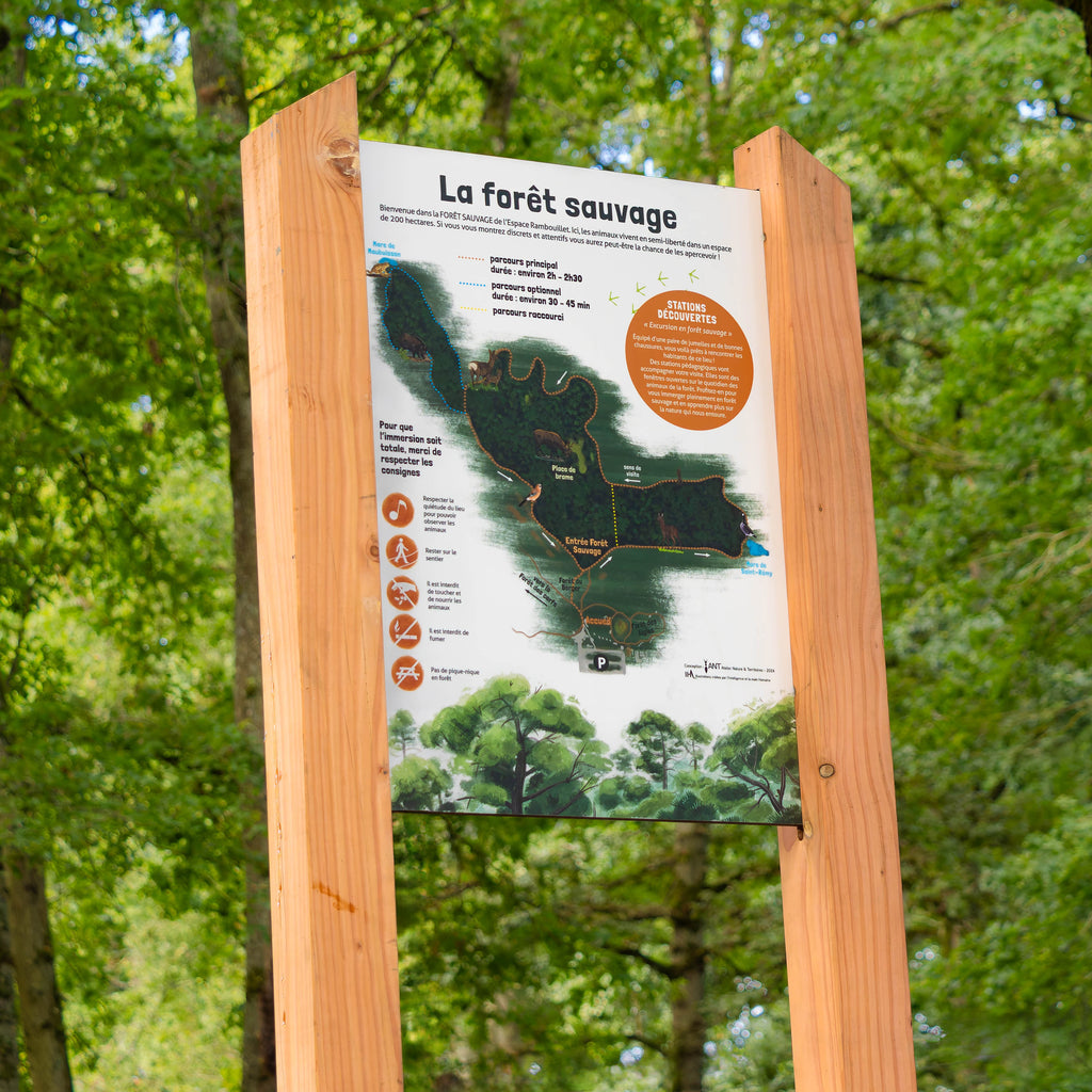 Panneau d'accueil personnalisé sur le parcours pédagogique de Rambouillet, "La Forêt Sauvage". Signalétique en bois écologique et durable, fabriqué en France.