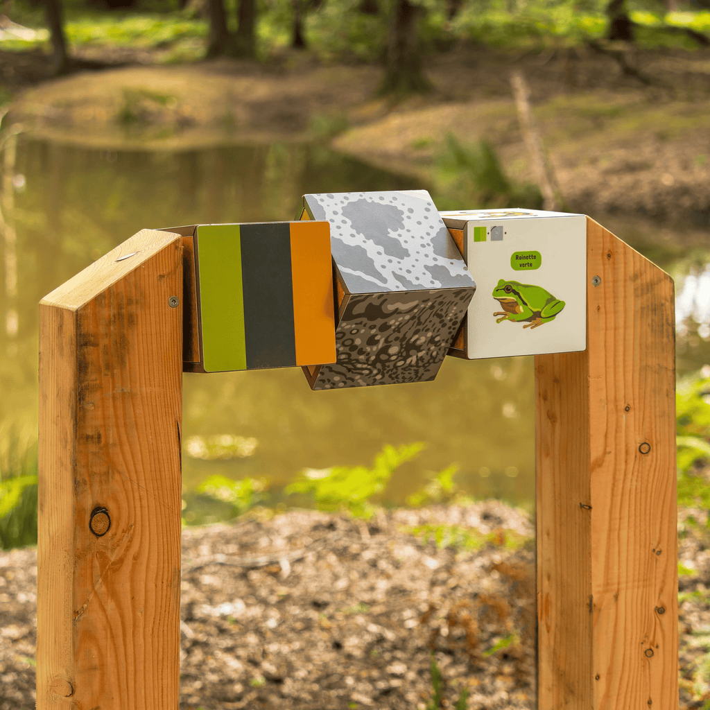 Signalétique pédagogique accessible, poteau en bois PEFC et visuel en cubes à tourner en Stratimage®