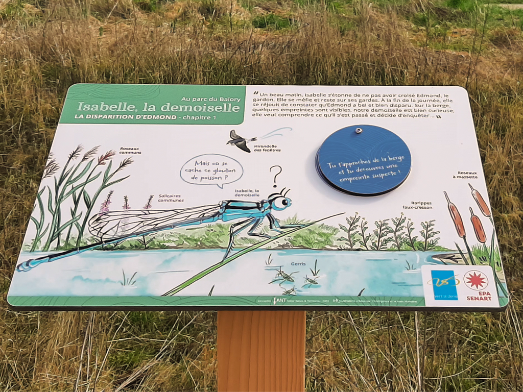 Signalétique pédagogique fabriquée en France sur support bois. Ce panneau, ou table de lecture, renseigne sur la faune et la flore de la mare. Installé dans un parc. signalétique pédagogique, panneau pédagogique, parcours, aire de jeux, sentier, espace vert, nature en ville
