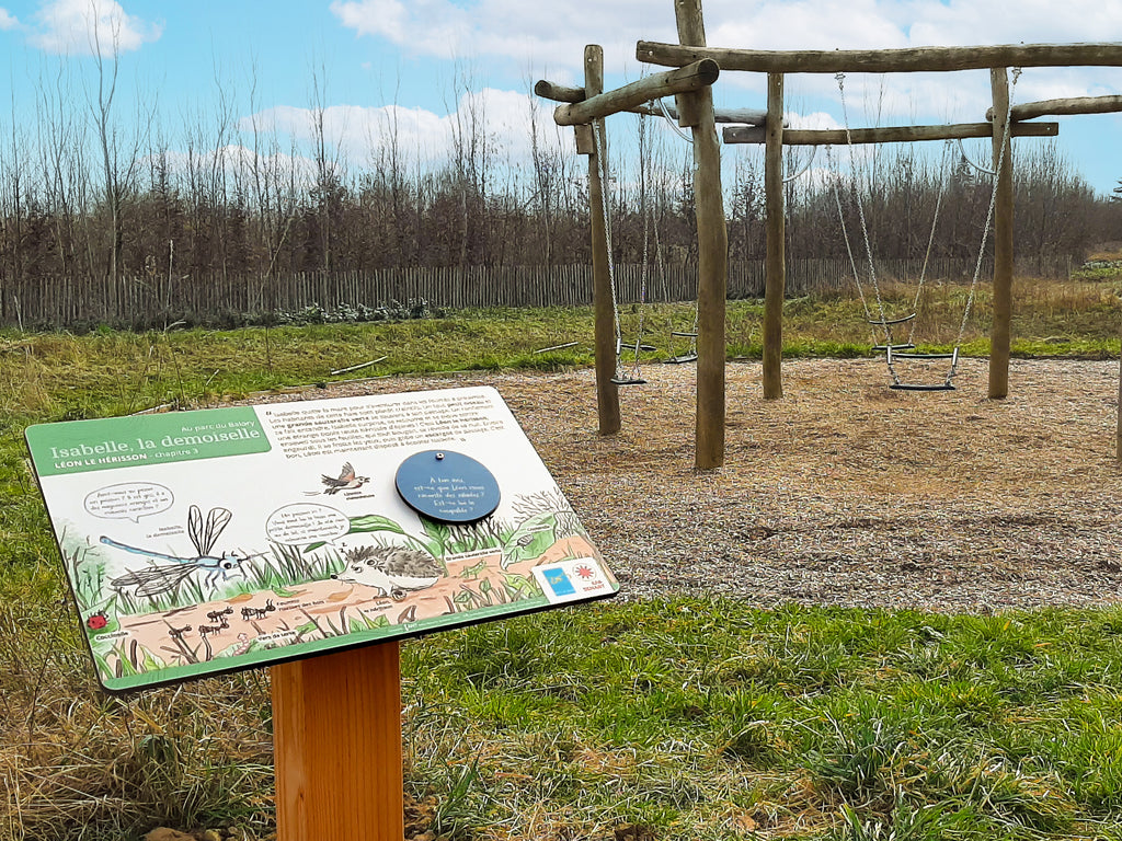 Signalétique pédagogique fabriquée en France sur support bois. Ce panneau, ou table de lecture, renseigne sur la faune et la flore du parc, avec un focus sur le hérisson. Installé dans un parc. signalétique pédagogique, panneau pédagogique, parcours, aire de jeux, sentier, espace vert, nature en ville