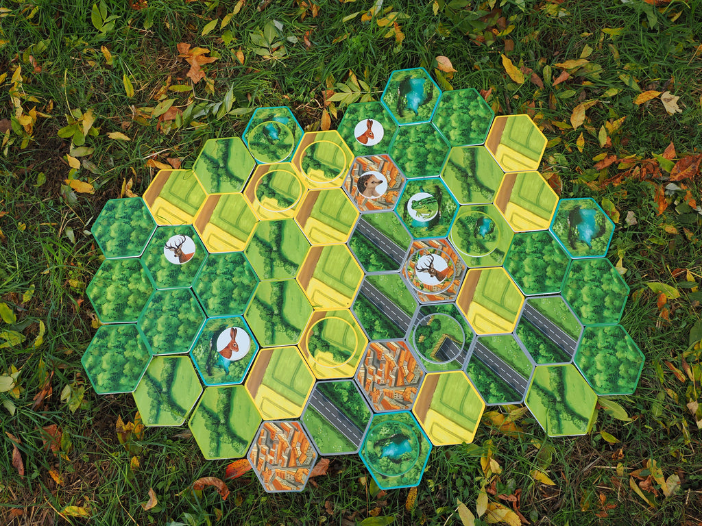 Le jeu du bocage est un jeu pédagogique conçu pour sensibiliser à la biodiversité bocagère : haies, mares, routes… Il permet de rejouer un paysage bocager, d’installer des aménagements et de faire circuler des animaux, tout en favorisant la compréhension des corridors écologiques.