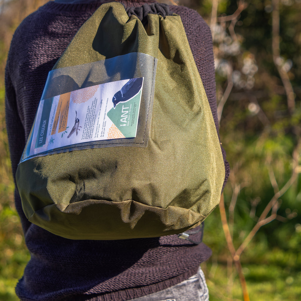 Sac de transport en tissu recyclé avec un livret contenant la liste de tous les oiseaux, les règles du jeu et des idées d’animation. Outil intéractif pour l'éducation à l'environnement.