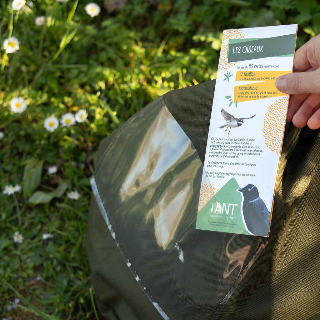 Sac de transport en tissu recyclé avec un livret contenant la liste de tous les oiseaux, les règles du jeu et des idées d’animation. Outil intéractif pour l'éducation à l'environnement.