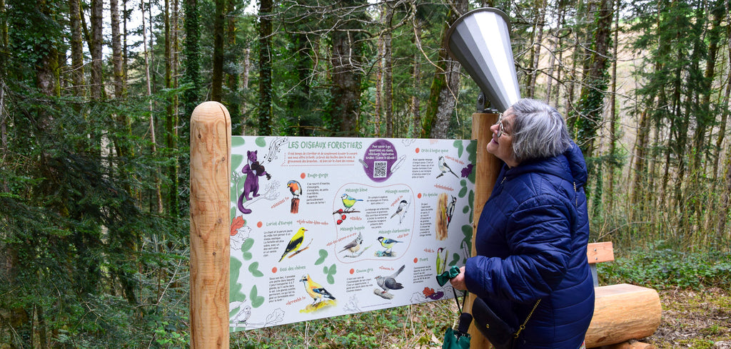 parcours pédagogique sur sentier d'interprétation pour écouter les chants des oiseaux avec un cône d'écoute