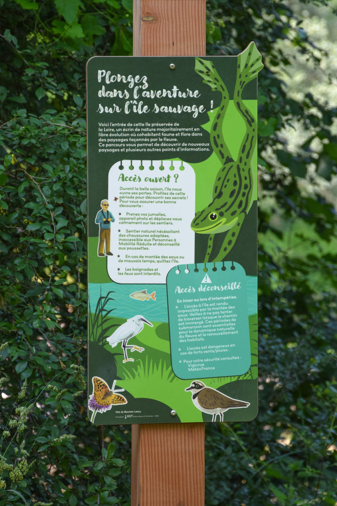Signalétique pédagogique personnalisée, fabriquée en France sur support bois. Installé dans un parc proche de la Loire. Signalétique pédagogique, panneau pédagogique, parcours, sentier, espace vert naturel, rivière, faune et flore