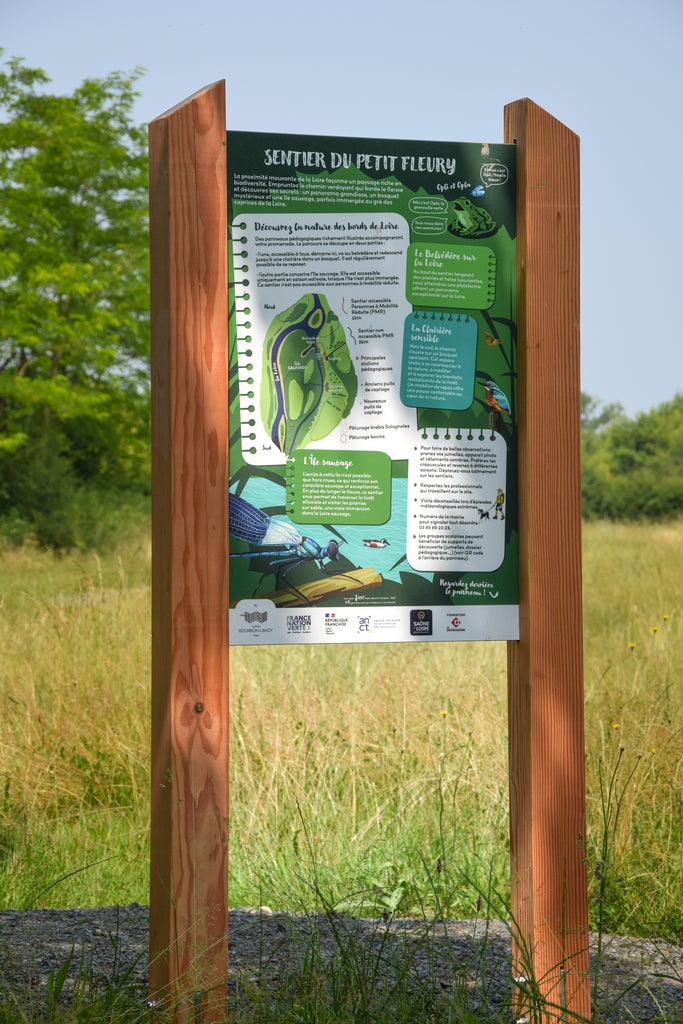 Signalétique pédagogique personnalisée, fabriquée en France sur support bois. Installé dans un parc proche de la Loire. Signalétique pédagogique, panneau pédagogique, parcours, sentier, espace vert naturel, rivière, faune et flore