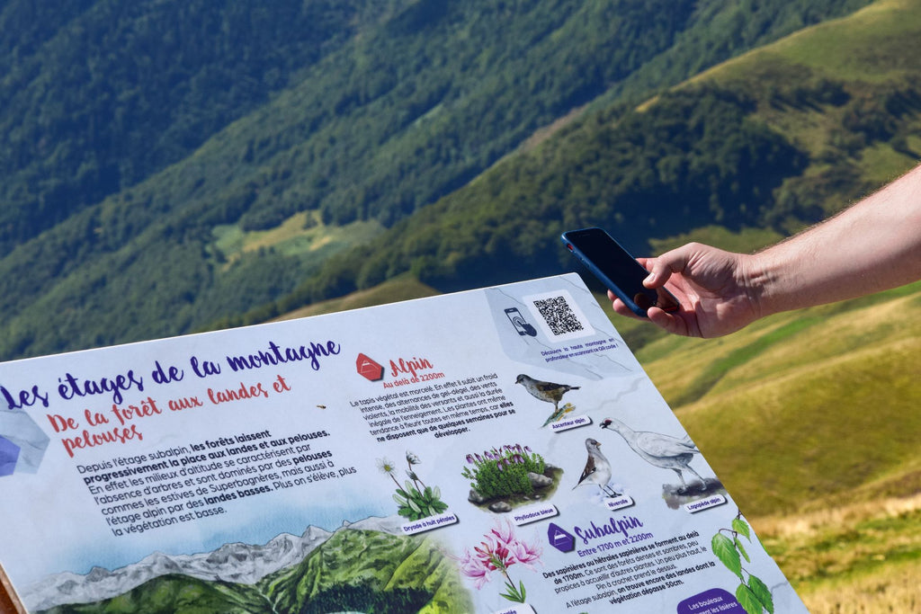 Panneau, table de lecture, signalétique, espèces, biodiversité, nature, montagne, scan de QR code