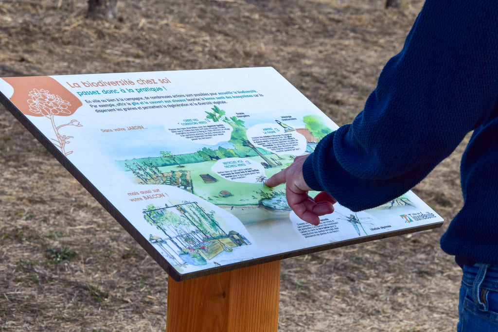 Panneau pédagogique et table de lecture sur la biodiversité dans son jardin